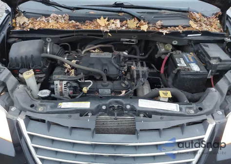 2010 Chrysler Town & Country Touring из США, поврежденный, VIN 2A4RR5D19AR141728